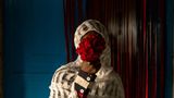 World Press Photo: Eine Frau hält sich Blumen vor das Gesicht