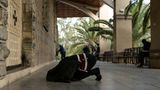 World Press Photo: Eine Frau kniet auf dem Boden und betet