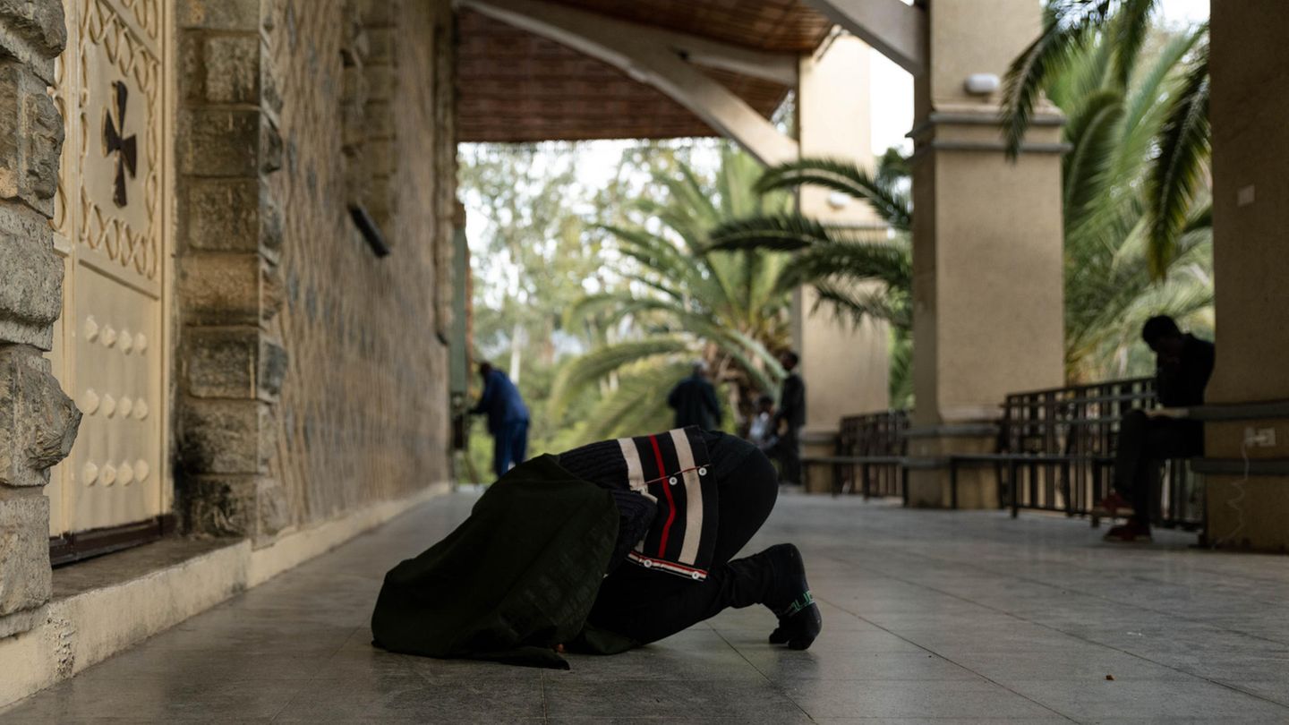 World Press Photo: Eine Frau kniet auf dem Boden und betet