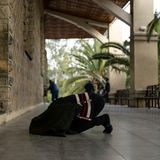 World Press Photo: Eine Frau kniet auf dem Boden und betet