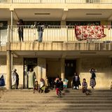 World Press Photo: Personen sitzen vor einem Haus in Mekele, Äthiopien
