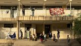 World Press Photo: Personen sitzen vor einem Haus in Mekele, Äthiopien