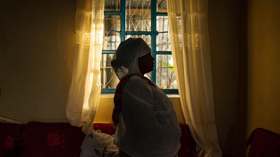 World Press Photo: Porträt einer Frau von der Seite vor einem Fenster