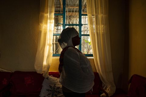 World Press Photo: Porträt einer Frau von der Seite vor einem Fenster