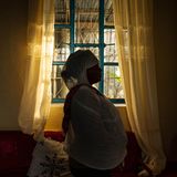 World Press Photo: Porträt einer Frau von der Seite vor einem Fenster