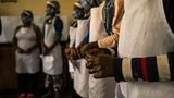 World Press Photo: Frauen mit Schürzen stehen in einer Reihe. Sie nehmen an einem Kochkurs teil