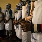 World Press Photo: Frauen mit Schürzen stehen in einer Reihe. Sie nehmen an einem Kochkurs teil