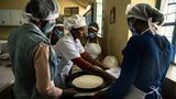 World Press Photo: Frauen backen einen Pizzateig