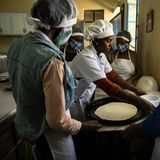 World Press Photo: Frauen backen einen Pizzateig