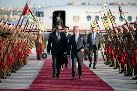 Der jordanische König Abdullah II. schreitet bei einem Staatsbesuch des ägyptischen Präsidenten El-Sisi den roten Teppich ab