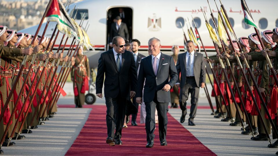 Der jordanische König Abdullah II. schreitet bei einem Staatsbesuch des ägyptischen Präsidenten El-Sisi den roten Teppich ab