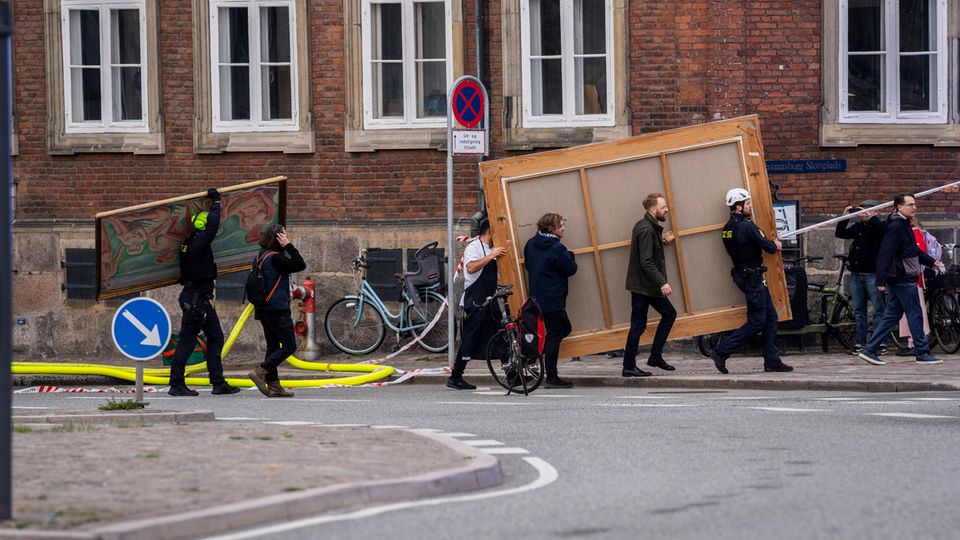Gemälde werden in das benachbarte Christiansborg Schloss gerettet
