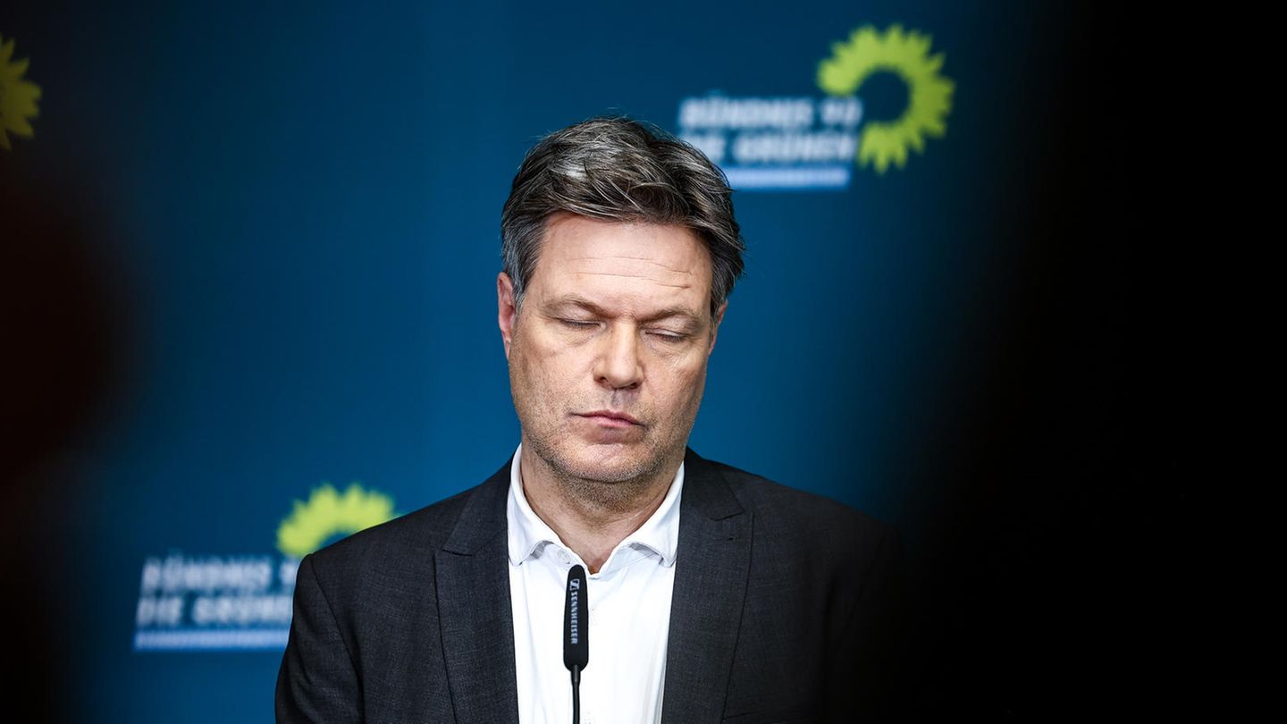 Vizekanzler Robert Habeck (Grüne) steht mit geschlossenen Augen vor einem Mikrofon