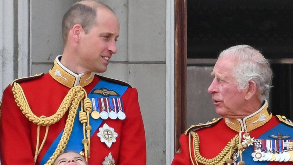 Prinz William und sein Vater, König Karl III.
