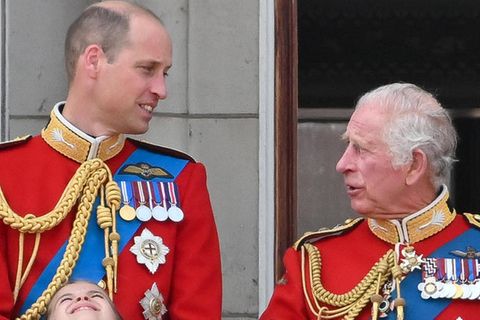 Prinz William und sein Vater, König Charles III.