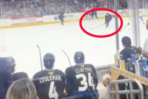 Held mit guten Reflexen: Mann schützt kleinen Jungen vor fliegendem Puck im Eishockey-Stadion