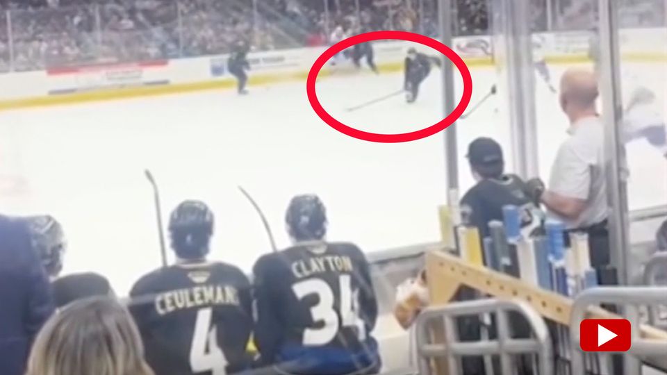 Held mit guten Reflexen: Mann schützt kleinen Jungen vor fliegendem Puck im Eishockey-Stadion