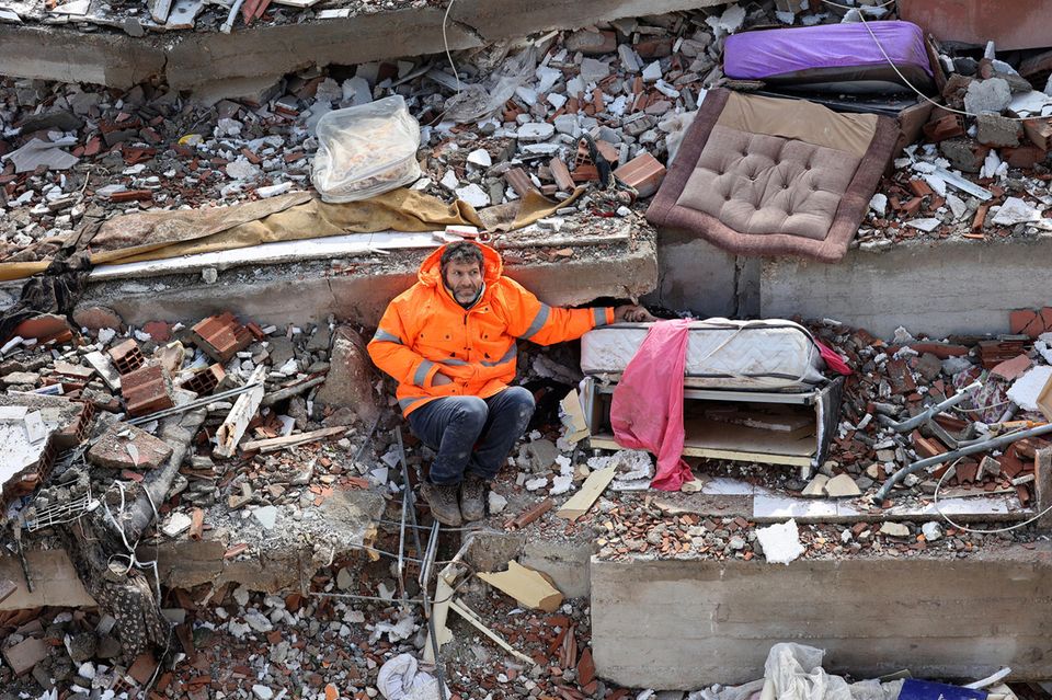 A Father's Pain World Press Photo: Ein Vater hält in den Trümmern die Hand seiner verschütteten Tochter