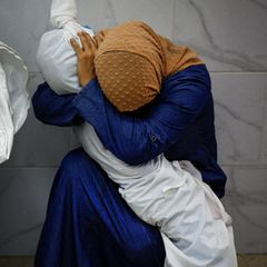 World Press Photo: Eine Frau umarmt ihre tote Nichte