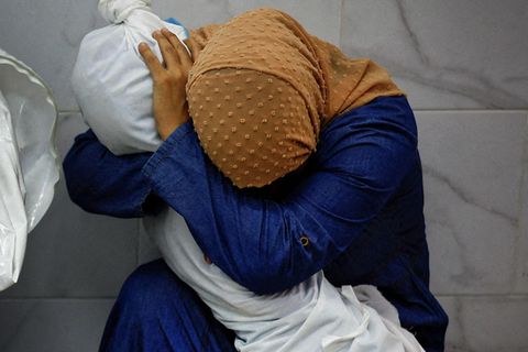 World Press Photo: Eine Frau umarmt ihre tote Nichte