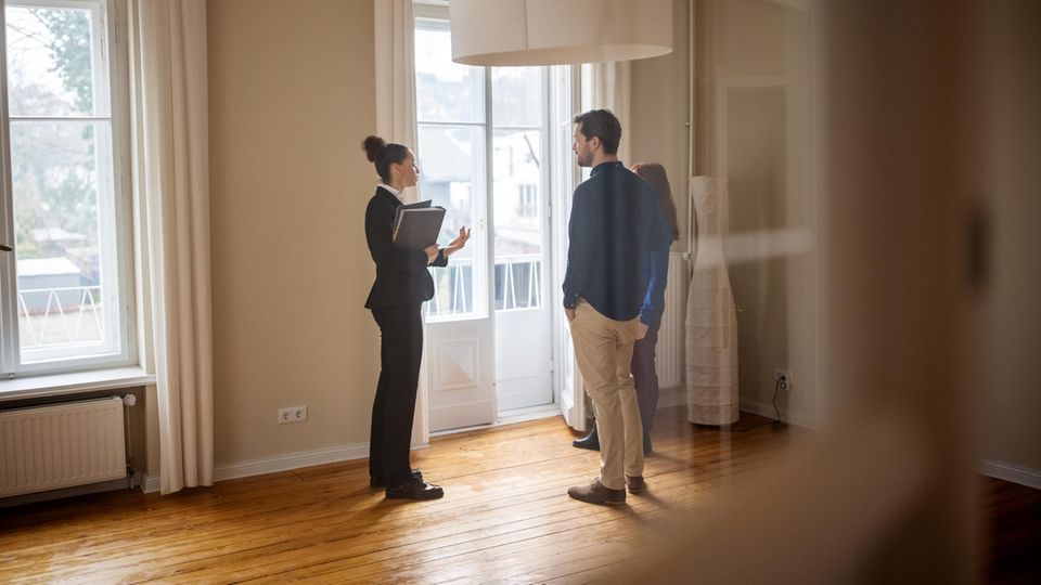 Ein Paar besichtigt eine Wohnung