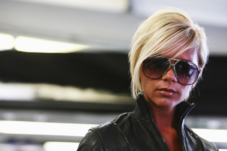 Victoria Beckham mit blondem Bob und großer Pilotensonnenbrille