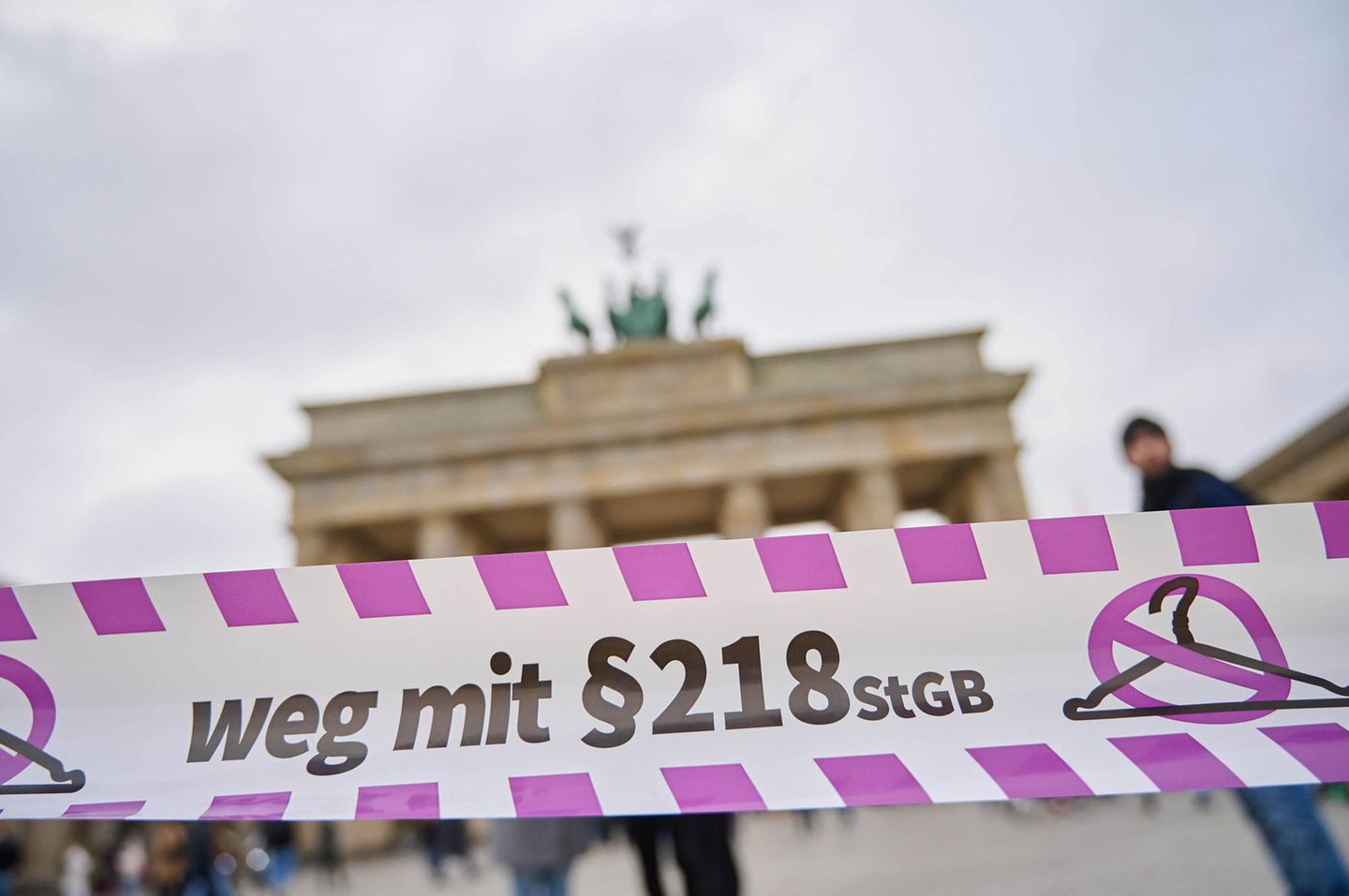 Banner weg mit Paragraph 218 vor Brandenburger Tor Recht auf Abtreibung