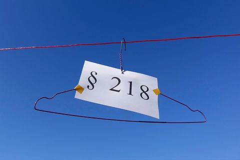 Kleiderbügel mit §218 auf Schnur Recht auf Abtreibung