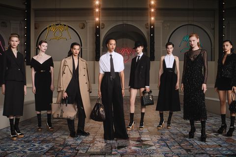 Line-up mit Models in schwarzweißer Kleidung bei Christian Dior