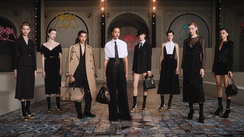 Line-up mit Models in schwarzweißer Kleidung bei Christian Dior