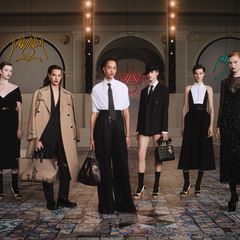 Line-up mit Models in schwarzweißer Kleidung bei Dior