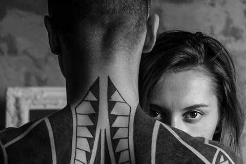 Psychologin und Paartherapeutin Anouk Algermissen erklärt im Interview, welche tatsächlichen Ängste hinter der sogenannten "Bindungsangst" stecken und was das in Betroffenen auslöst.