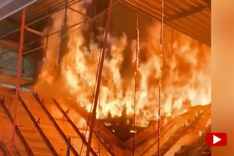 Meterhohe Flammen: Nahaufnahmen zeigen das Feuer in Kopenhagen (Video)