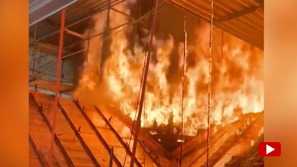Meterhohe Flammen: Nahaufnahmen zeigen das Feuer in Kopenhagen (Video)