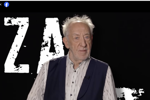 Dieter Hallervorden steht in einem Clip vor den Buchstaben des Wortes Gaza