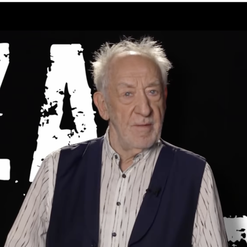 Dieter Hallervorden steht in einem Clip vor den Buchstaben des Wortes Gaza