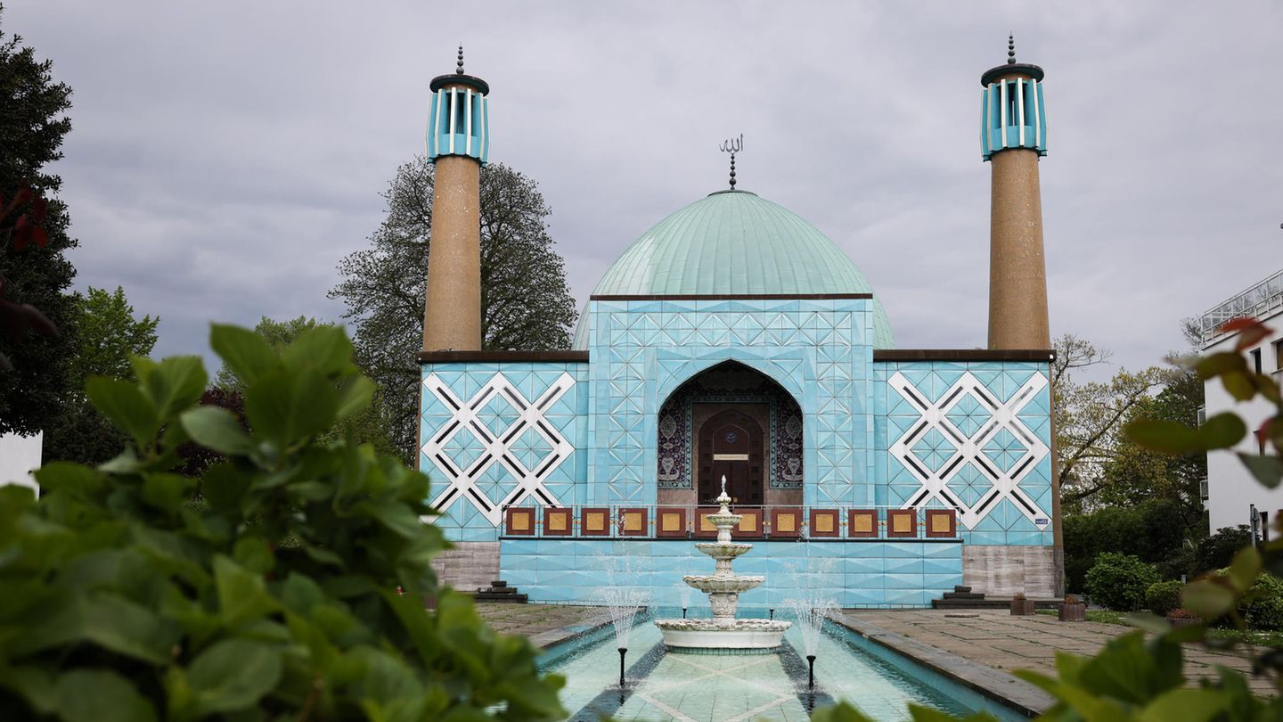 Das Islamische Zentrum Hamburg - offen, trotzt Jahrzentelanger Kritik Außenansicht des Islamischen Zentrum Hamburg