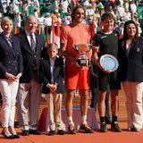 Gewonnen hatte Stefanos Tsitsipas, der seinen Kontrahenten Casper Ruud in nur zwei Sätzen besiegte. Die Fürstenfamilie posierte lächelnd für Fotos. Show must go on - egal, welcher Skandal gerade wieder über Monaco hereinbricht. "Es ist nicht die erste Tortur, die ich durchmache und es wird noch weitere geben", sagte Fürst Albert kürzlich "Paris Match". 