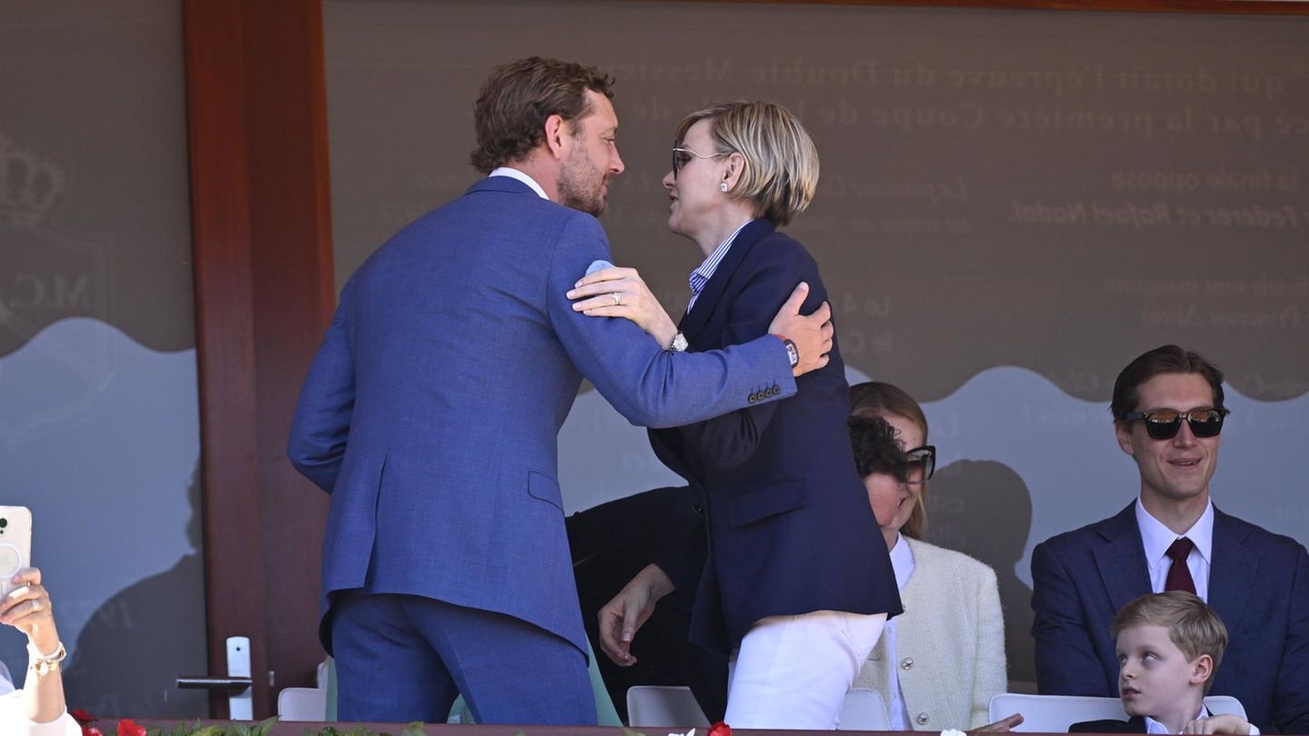 Herzlich begrüßte die Fürstin den Neffen ihres Mannes, Pierre Casiraghi, auf der Tribüne. Um ihn und seinen Bruder Andrea geht es bei dem Skandal ebenfalls. Laut Palermo sollen die beiden wegen Bevorteilung strafrechtlich verfolgt werden, weil Fürst Albert sie bei Bauvorhaben bevorzugt behandelt haben soll.