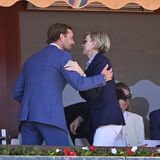 Herzlich begrüßte die Fürstin den Neffen ihres Mannes, Pierre Casiraghi, auf der Tribüne. Um ihn und seinen Bruder Andrea geht es bei dem Skandal ebenfalls. Laut Palermo sollen die beiden wegen Bevorteilung strafrechtlich verfolgt werden, weil Fürst Albert sie bei Bauvorhaben bevorzugt behandelt haben soll.