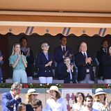 ...zeugen von Geschlossenheit: Neben dem Fürstenpaar und Sohn Jacques, waren auch Pierre Casiraghi und seine Frau Beatrice Borromeo anwesend. Casiraghi ist ein Sohn von Alberts Schwester Caroline von Hannover. Auch Carolines Tochter Alexandra von Hannover besuchte die Rolex Monte-Carlo Masters gemeinsam mit der Fürstenfamilie.
