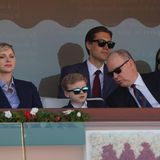 Erbprinz Jacques dürfte mit seinen neun Jahren vom Trubel kaum etwas mitbekommen haben, er hatte nur Augen für das Tennismatch. Seine Zwillingsschwester Gabriella fehlte beim Ausflug übrigens.