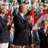 Applaus, Applaus: Nach dem Finale des Rolex Monte-Carlo Masters durfte Prinz Jacques auf den Platz und gemeinsam mit seinen Eltern die begehrte Trophäe an den Gewinner des Matchs übergeben. 