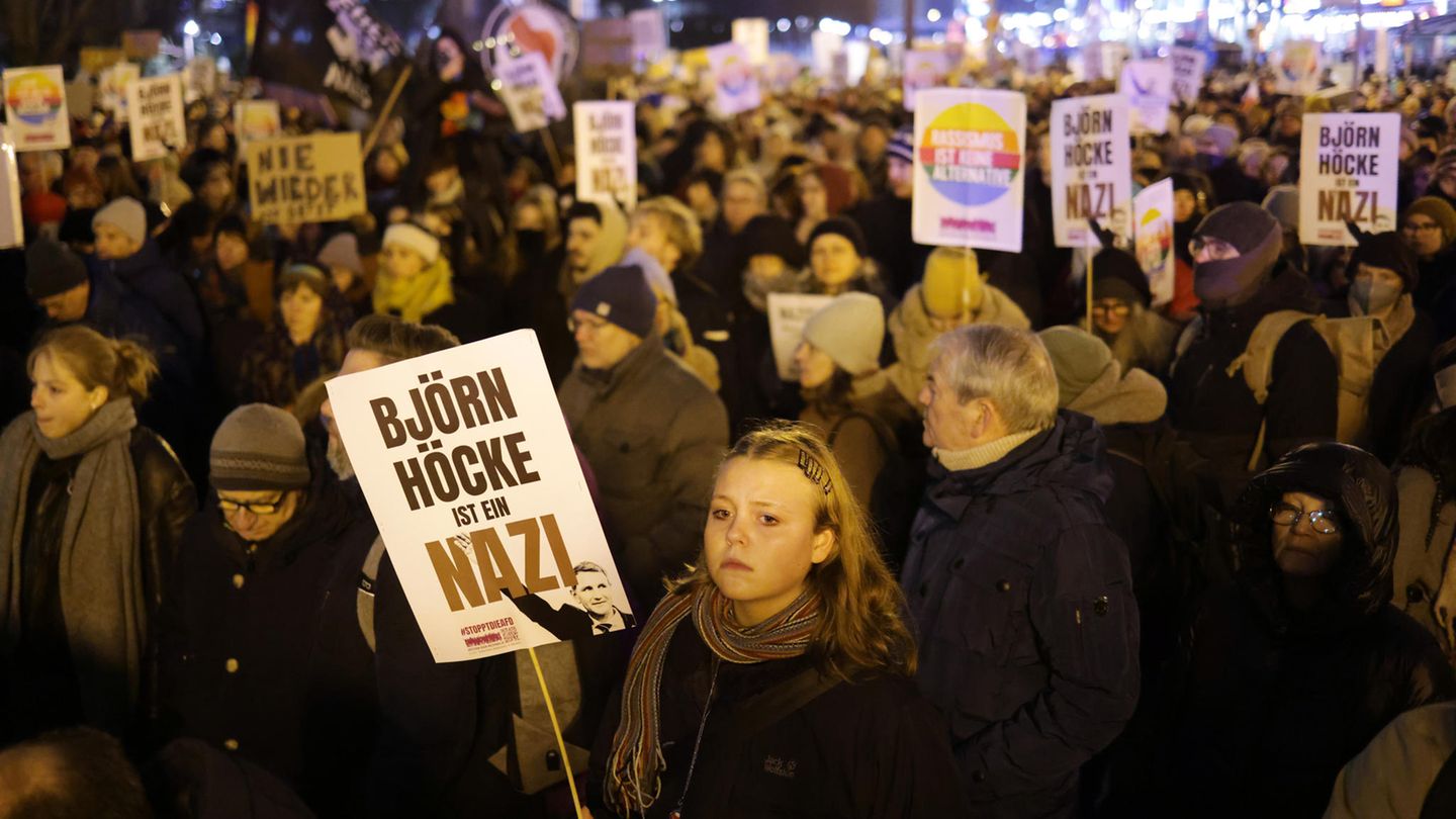 Auf einer Demonstration hält ein Mädchen ein Schild in der Hand auf dem steht " Björn Höcke ist ein Nazi"