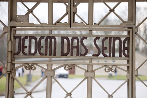 "Jedem das Seine" Inschrift auf Gittertor des Konzentrationslagers Buchenwald