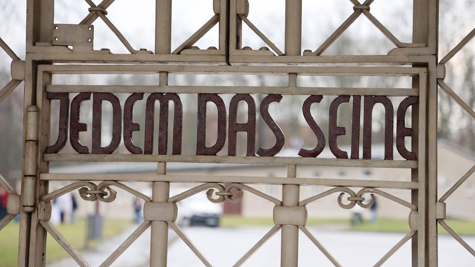 "Jedem das Seine" Inschrift auf Gittertor des Konzentrationslagers Buchenwald