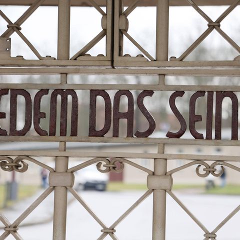 "Jedem das Seine" Inschrift auf Gittertor des Konzentrationslagers Buchenwald