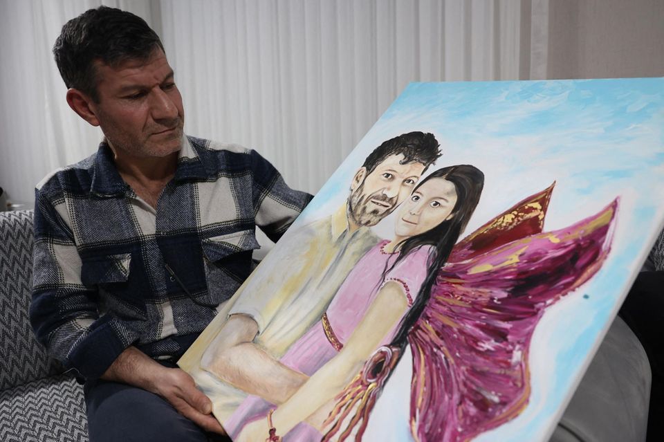 Türkiye earthquake Mesut Hancer Grieving father Mesut Hançer with an artist's painting showing his daughter as an angel