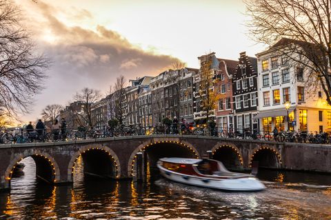 Kanal in Amsterdam bei Dämmerung