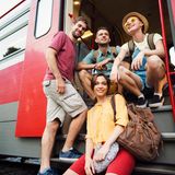 Jugendliche in einem Zug